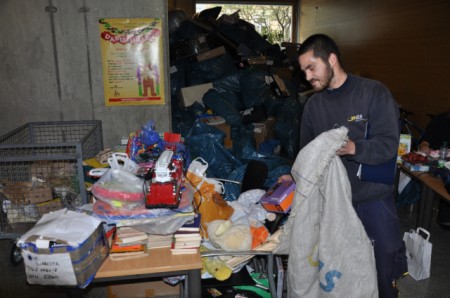 Kurýr GLS-Česká republika při vykládání další dávky splněných přání